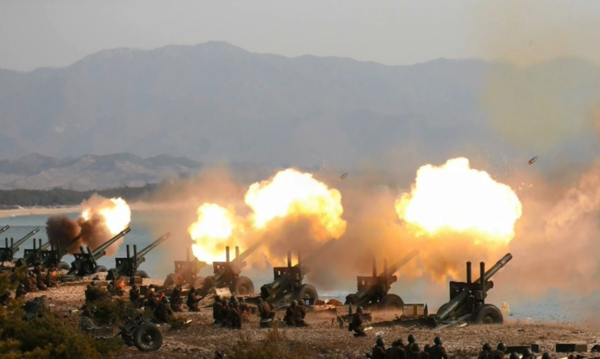 2020년 3월 북한의 조선중앙TV가 김정은 국방위원장이 현지 지도했다고 보도한 포병 부대들의 포사격 대항 경기의 모습. [사진=연합뉴스]