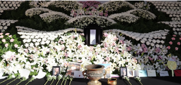 2일 오전 서울광장에 마련된 이태원 사고 사망자 합동분향소에 외국인 사망자들의 사진과 시민들의 추모 편지 등이 놓여 있다. [사진=연합뉴스]