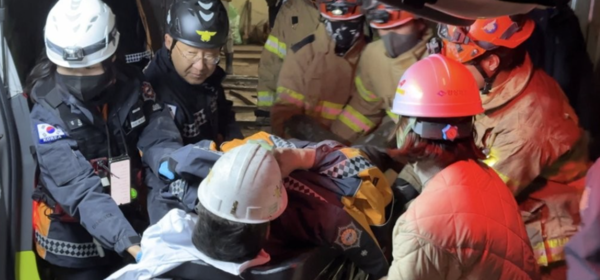 경북 봉화군 아연 채굴 광산 매몰사고 열흘째인 4일 오후 11시께 구조 당국은 고립됐던 작업자 2명이 생환했다고 밝혔다. 사진은 이날 생환한 고립자들이 안동병원으로 이송되는 모습. [소방청 제공]