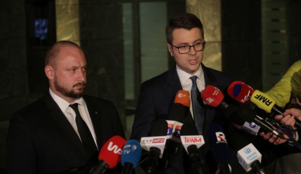 표트르 뮐러 폴란드 정부 대변인이 15일(현지시간) 동부 우크라이나 접경 지역에서 미사일 폭발로 자국민 두명이 숨진 사건에 관해 설명하고 있다. [사진=연합뉴스]