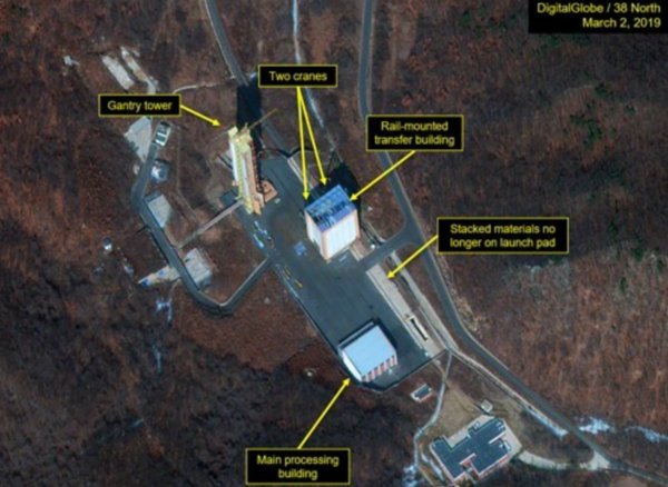 북한 동창리 미사일발사장에서 레일식 이동 구조물을 재건하는 움직임 포착된 장면[38노스/디지털글로브 캡처]
