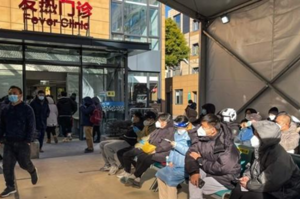 23일 중국 상하이 창닝구의 퉁런 병원 발열진료소에서 시민들이 진료를 기다리고 있다. [사진=연합뉴스]