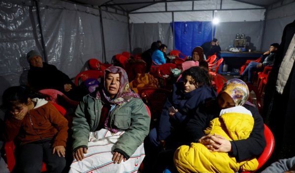 6일(현지시간) 튀르키예 오스마니예 대피소에서 앉아있는 사람들 [사진=연합뉴스]