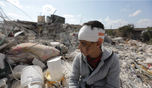 가족 잃고 잔해 더미에 앉아있는 시리아 소년 [사진=연합뉴스]