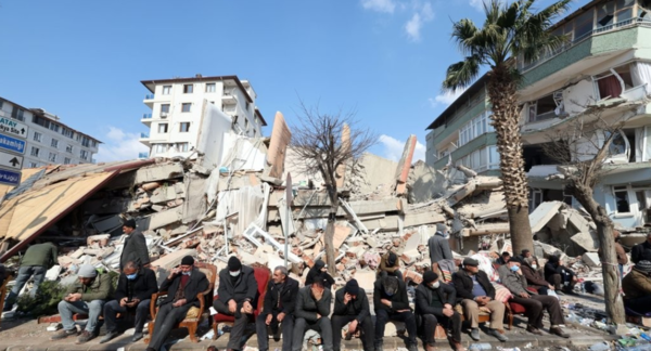 10일 오후(현지시간) 튀르키예 하타이 안타키아 시내에서 지진으로 인해 삶의 터전을 잃은 주민들이 길거리에 앉아 있다. [사진=연합뉴스]