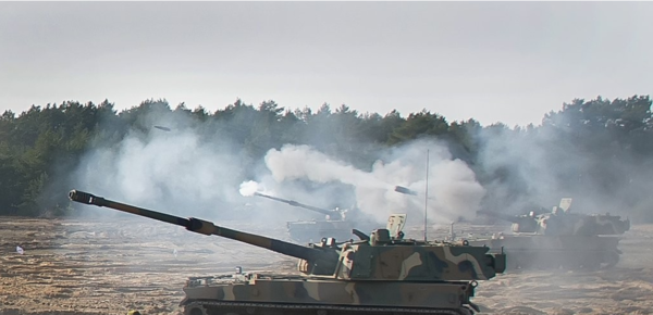 23일(현지시간) 폴란드 토룬 포병사격장에서 한국이 수출한 K9 자주포가 표적을 향해 포탄을 발사하고 있다. [사진=연합뉴스]