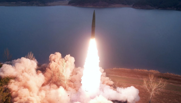 북한은 전날 황해남도 장연군 일대에서 지상대지상(지대지) 전술탄도미사일 2발을 사격했다고 밝혔다. [사진=연합뉴스]