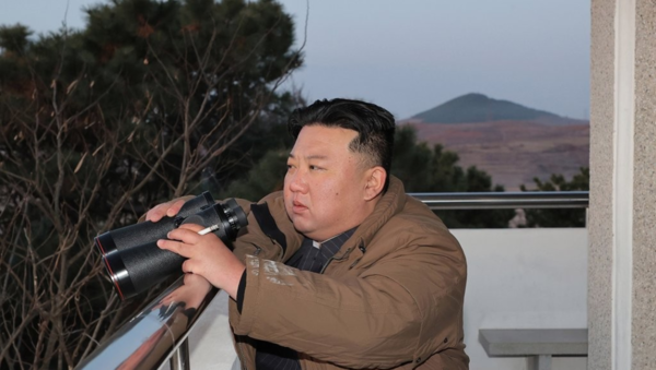 김정은 북한 국무위원장이 전날 대륙간탄도미사일(ICBM) '화성-17형' 발사훈련을 현지지도했다고 조선중앙통신이 17일 밝혔다. [사진=연합뉴스]