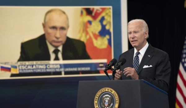 블라디미르 푸틴 러시아 대통령의 얼굴을 배경으로 발언하는 조 바이든 미 대통령 [사진=연합뉴스]