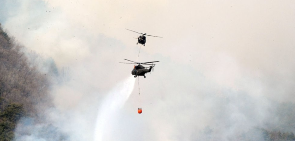 30일 강원 화천군 화천읍 중리에서 산불이 난 가운데 헬기가 진화작업을 벌이고 있다. [사진=화천군 제공]