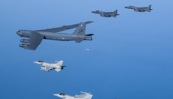 지난달 6일 한반도 서해 상공에서 한국측 F-15K 및 KF-16 전투기와 미국측 B-52H 전략폭격기가 참여한 가운데 한미 공군이 연합공중훈련을 실시하고 있다. [국방부 제공]