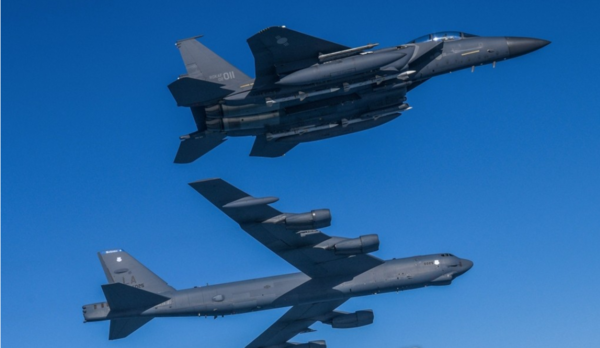 지난달 6일 미 전략폭격기 B-52H와 한국 F-15K, KF-16의 연합훈련 모습[국방부 제공.]