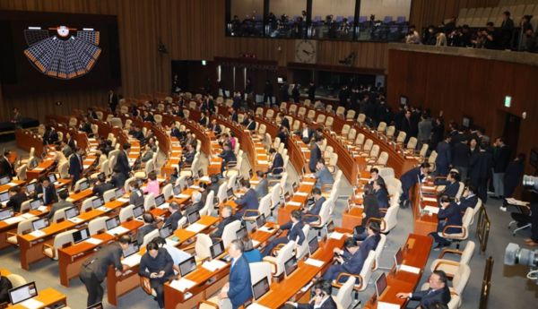 13일 오후 열린 국회 본회의에서 여야 의원들이 양곡관리법 재의안에 대해 무기명으로 투표하고 있다. [사진=연합뉴스]