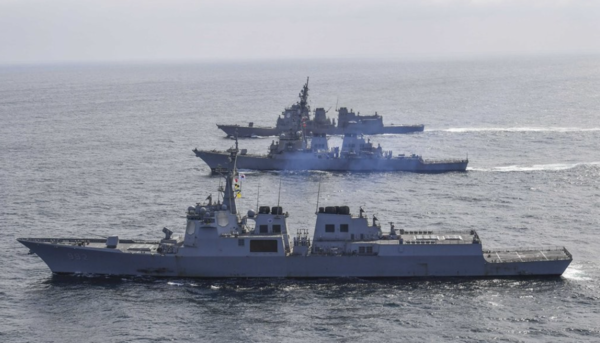 한·미 해군과 일본 해상자위대 이지스구축함이 지난 4월17일 동해 공해상에서 한미일 해상 미사일 방어훈련을 실시하는 모습. [사진=연합뉴스]