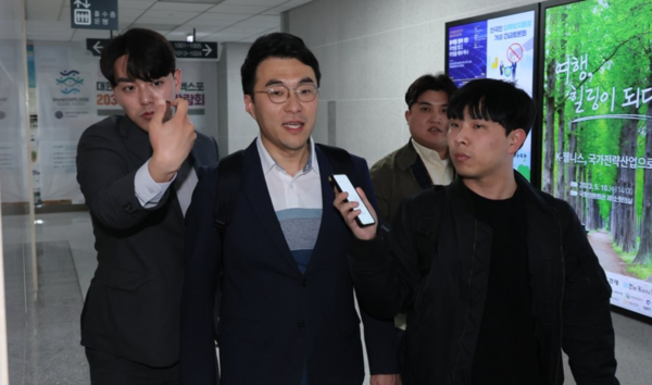 가상자산 보유 논란이 계속되고 있는 더불어민주당 김남국 의원이 9일 오후 국회 의원회관 의원실을 나서며 취재진의 질문을 받고 있다. [사진=연합뉴스]
