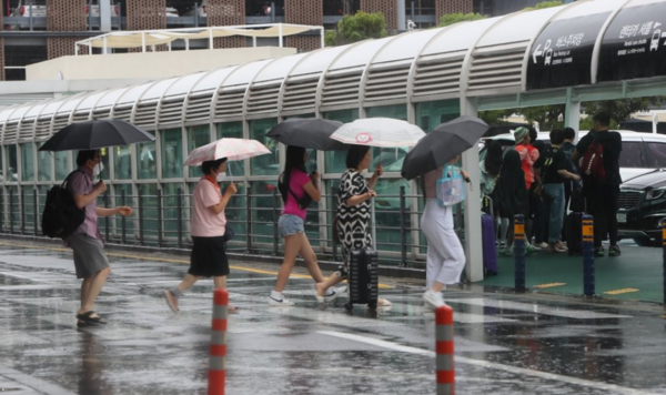 제주도가 장마철에 접어든 25일 제주국제공항에 비가 쏟아지고 있다. [사진=연합뉴스]