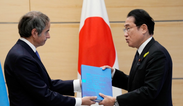 라파엘 그로시 국제원자력기구(IAEA) 사무총장(왼쪽)이 4일 일본 도쿄에서 기시다 후미오 총리를 만나 후쿠시마 제1원자력발전소 오염수의 해양 방류 계획에 관한 종합보고서를 전달하고 있다. [사진=연합뉴스]