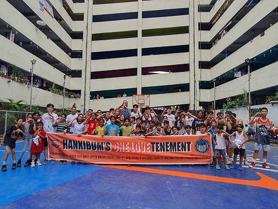 마닐라 타기그 테네먼트에서 펼쳐진 한기범농구클리닉 후 단체사진