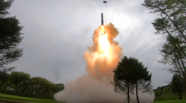 북한이 12일 김정은 국무위원장이 참석한 가운데 신형 고체연료 대륙간탄도미사일(ICBM) 화성-18형의 시험발사를 감행했다고 13일 조선중앙통신이 보도했다. [사진=연합뉴스]