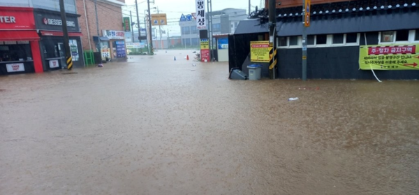 전북에 이틀째 200㎜가 넘는 폭우가 쏟아진 가운데 군산시 미성초등학교 앞 도로가 물에 잠겼다. [사진=연합뉴스]