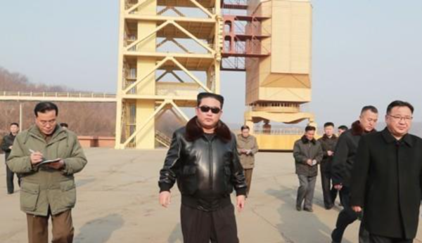 지난해 3월 북한 김정은 국무위원장이 대륙간탄도미사일(ICBM)로 전용 가능한 장거리 로켓을 발사할 수 있는 서해위성발사장을 현지지도하는 모습. [사진=연합뉴스]