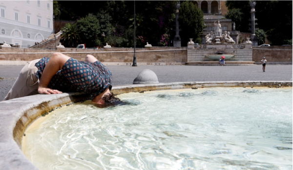 18일(현지시간) 이탈리아 수도 로마의 포폴로 광장에서 한 사람이 분수대에 머리를 담그며 더위를 식히고 있다. [사진=연합뉴스]
