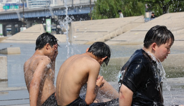 전국 곳곳 폭염주의보가 발효된 19일 오후 서울 여의도물빛광장을 찾은 학생들이 물놀이를 즐기고 있다. [사진=연합뉴스]