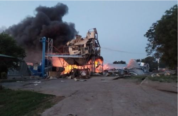 우크라이나 남부 오데사에 위치한 곡물 창고가 21일(현지시간) 러시아군 미사일 공격으로 불길에 휩싸여 있다. [사진=연합뉴스]