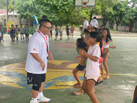 필리핀 마닐라와 딸락에서 농구지도 활동을 하는 이형주교수