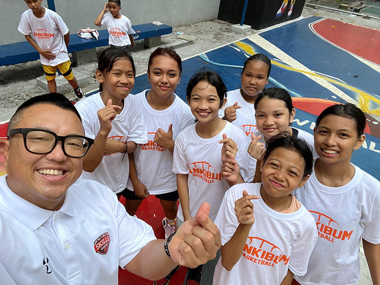 필리핀 마닐라와 딸락에서 농구지도 활동을 하는 이형주교수