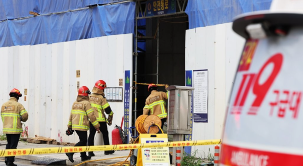 9일 붕괴 사고가 발생해 2명이 매몰된 경기도 안성시 옥산동의 한 신축 공사장에서 소방관들이 분주하게 움직이고 있다. [사진=연합뉴스]