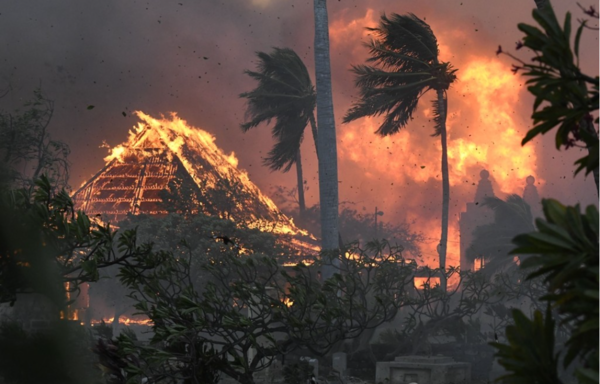 대형 산불에 휩싸인 하와이 마우이섬 교회 [사진=연합뉴스]
