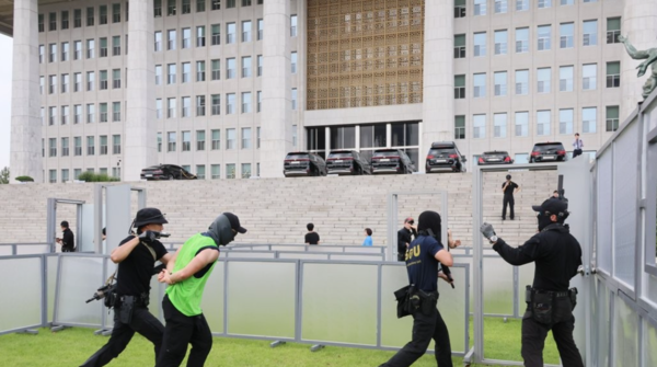 경찰특공대가 18일 국회에서 을지훈련 예행연습의 일환으로 테러진압 훈련을 하고 있다. [사진=연합뉴스]