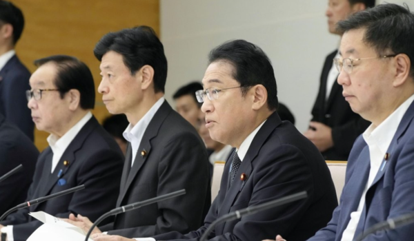 기시다 후미오 일본 총리가 22일 후쿠시마 제1원자력발전소 오염수(일본 정부 명칭 '처리수')의 해양 방류 등을 논의하는 각료회의를 주재하고 있다. [사진=연합뉴스]