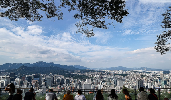 31일 오후 시민들이 서울 남산타워에서 맑게 갠 하늘을 즐기고 있다. [사진=연합뉴스]