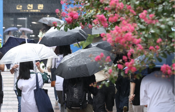 전국 대부분 지역에 비가 예보된 13일 오후 서울 용산구 숙명여대 인근에서 시민들이 우산을 쓰고 걸어가고 있다. [사진=연합뉴스]