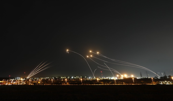 가자지구에서 발사된 로켓포탄(왼쪽)과 이를 요격하기 위해 발사된 아이언돔 요격 미사일(오른쪽)의 궤적 [사진=연합뉴스]