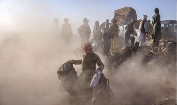 아프가니스탄인들이 9일(현지시간) 서부 헤라트주 지진 피해 지역에서 실종자 수색 작업을 벌이고 있다. [사진=연합뉴스]