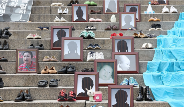 올해 8월 31일 서울역 앞 계단에서 열린 가습기살균제 참사 12주기 캠페인 및 기자회견에서 가습기살균제 참사 피해자들의 유품이 놓여있다. [사진=연합뉴스]