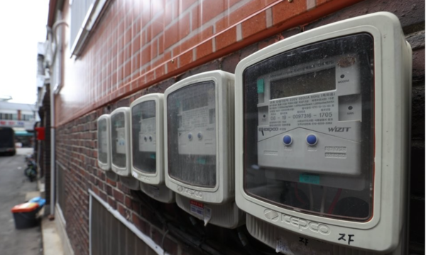 서울 한 주택가에 설치된 전기계량기들 [사진=연합뉴스]