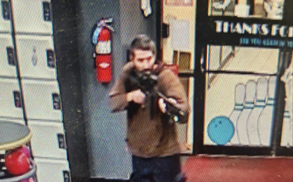 미국 메인주 루이스턴에서 신원이 확인되지 않은 한 남성이 총을 들고 있고 있는 모습이 포착된 영상 이미지가 보인다. 이 사진은 현지 경찰 당국이 배포했다. [사진=연합뉴스]