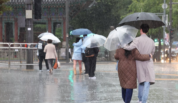 서울 종로구 광화문광장 인근에서 시민들이 비를 피하고 있다. [사진=연합뉴스]