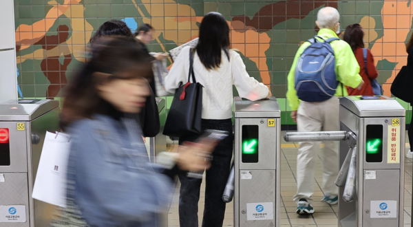 지하철 2호선 을지로입구역에서 이용객들이 개찰구를 통과하고 있다. [사진=연합뉴스]