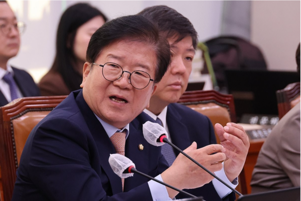 더불어민주당 박병석 의원이 11일 국회 외교통일위원회 국정감사에서 김영호 통일부 장관에게 질의하고 있다.