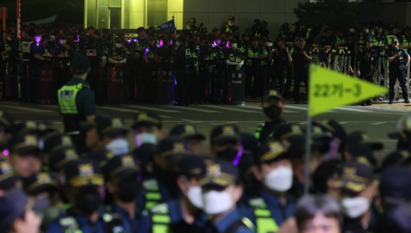 야간문화제 개최를 막기 위해 대법원 앞에 배치된 경찰들 [사진=연합뉴스]