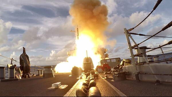 미해군의 알레이버크급 유도탄 구축함 벤포드가 2022년 6월 16일(현지시간) 필리핀해에서 진행된 훈련에서 SM-6 함대공 요격미사일을 시험발사하고 있다. [사진=연합뉴스]