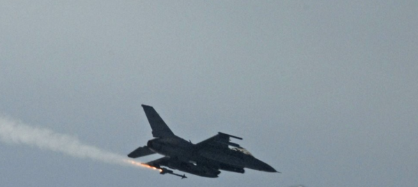 AIM-9X 공대공미사일을 발사하는 주한 미공군 F-16 전투기 [사진=연합뉴스]