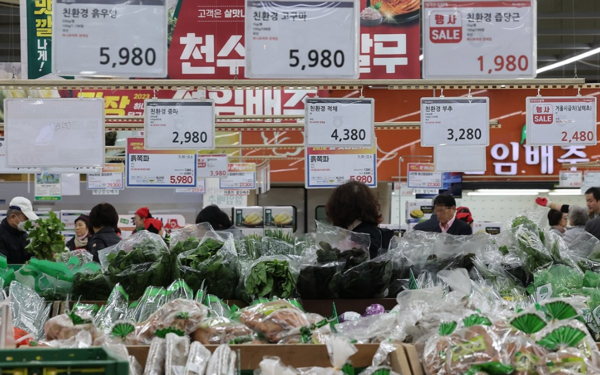 통계청이 11월 소비자물가 동향을 발표한 5일 오후 서울 시내 마트에서 소비자들이 채소를 고르고 있다. [사진=연합뉴스]