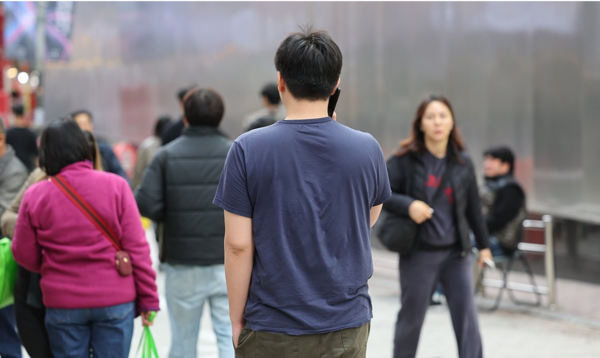 포근한 날씨를 보인 8일 서울 중구 명동거리에서 반팔을 입은 시민이 이동하고 있다. [사진=연합뉴스]