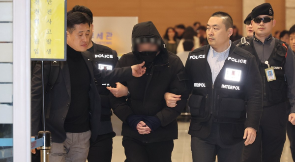 지난 26일 중국에서 국내로 송환된 강남 마약음료 피의자가 인천국제공항 입국장으로 들어오고 있다. [사진=연합뉴스]